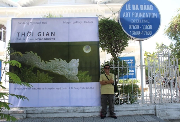 Họa sĩ Lê Văn Nhường trước Trung tâm nghệ thuật Lê Bá Đảng (15 Lê Lợi, TP Huế), nơi sẽ diễn ra Triển lãm "Thời gian". Ảnh: Tôn Nữ Thùy Trang.